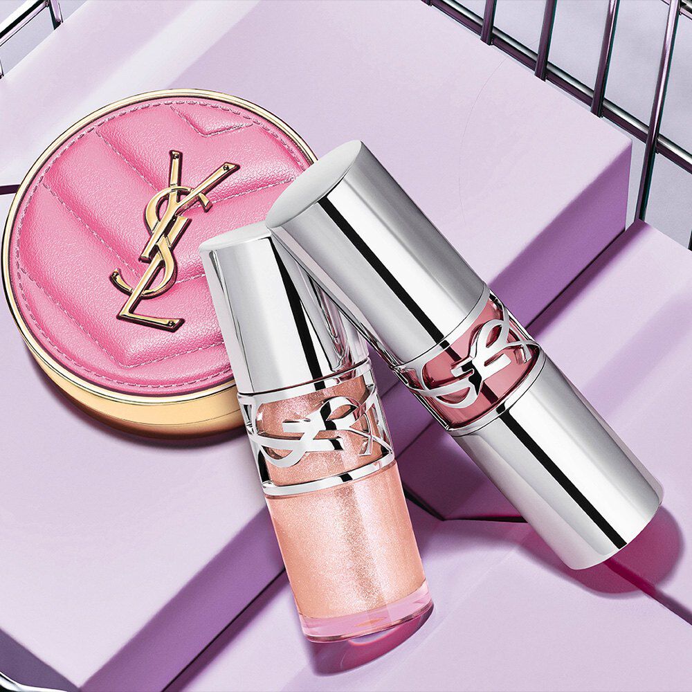 Oli labbra YSL LOVESHINE e fard Make Me Blush su sfondo lavanda.