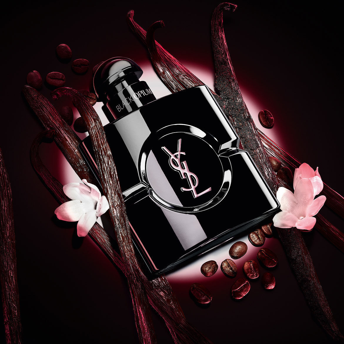 Flacone Black Opium Le Parfum in nero laccato, avvolto da scure bacche di vaniglia e gelsomino bianco.