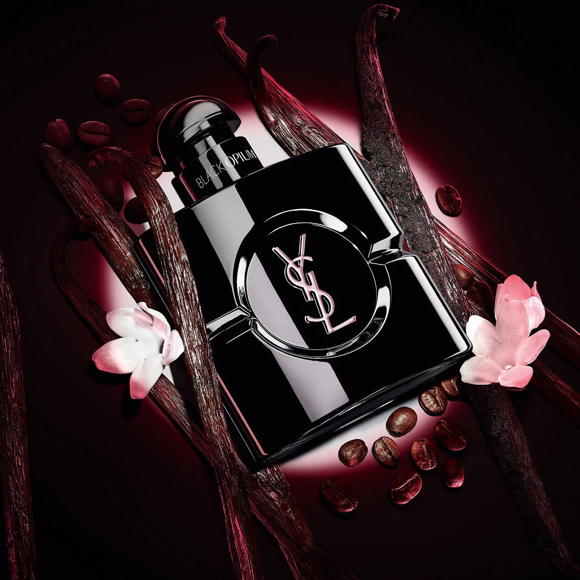 Flacone Black Opium Le Parfum in nero laccato, avvolto da scure bacche di vaniglia e gelsomino bianco.