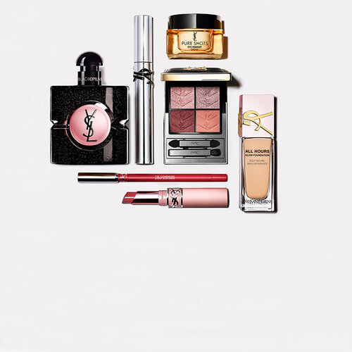Prodotti di bellezza YSL tra cui una trousse trapuntata, un mascara e due rossetti su sfondo in piastrelle rosa lucide.