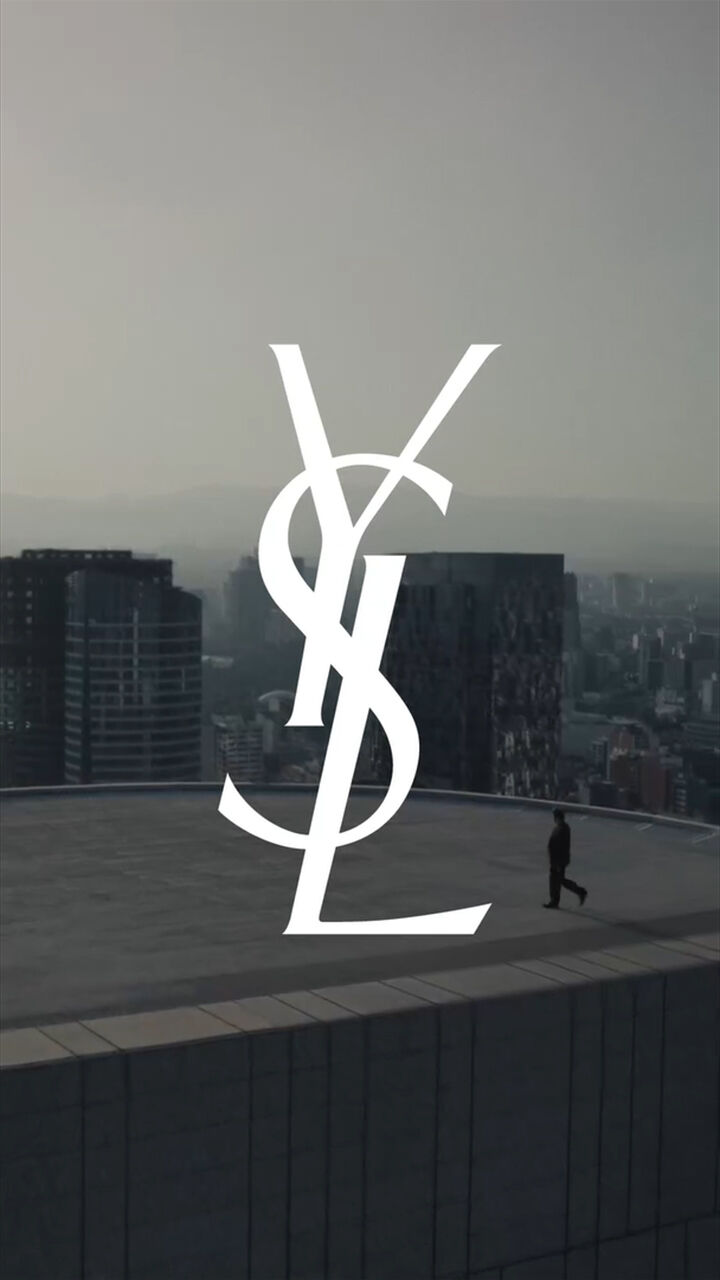 Logo YSL su un tetto con skyline al tramonto