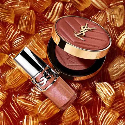 Blush luminoso e gloss YSL su caramelle ambrate