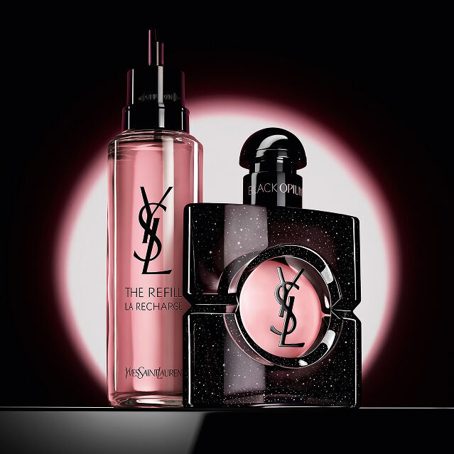 Il flacone di Black Opium Eau de Parfum accanto al suo flacone di ricarica in vetro da 100 ml con il logo YSL.