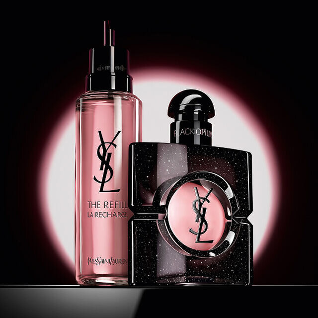 Il flacone di Black Opium Eau de Parfum accanto al suo flacone di ricarica in vetro da 100 ml con il logo YSL.