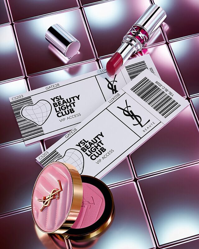 Rossetto Loveshine color Make Me Blush e due biglietti VIP per lo YSL Beauty Light Club su uno sfondo di piastrelle riflettenti.