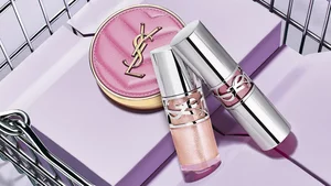 Cipria rosa e rossetti YSL in un cestino d'argento.