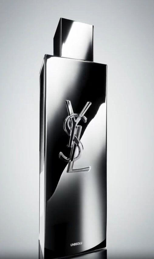 Elegante flacone di profumo argentato con logo YSL e iscrizione 'L'ABSOLU'. 