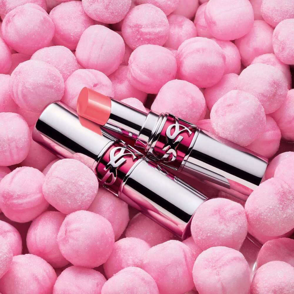 Rossetto rosa YSL su caramelle rosa