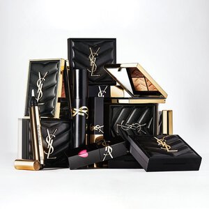 Prodotti beauty YSL di lusso in packaging nero e oro.