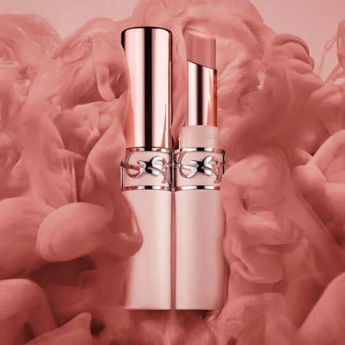 YSL LOVENUDE Kiss Shaper and Lip Blusher nella tonalita 1, natura morta digitale su uno sfondo rosa tenue.