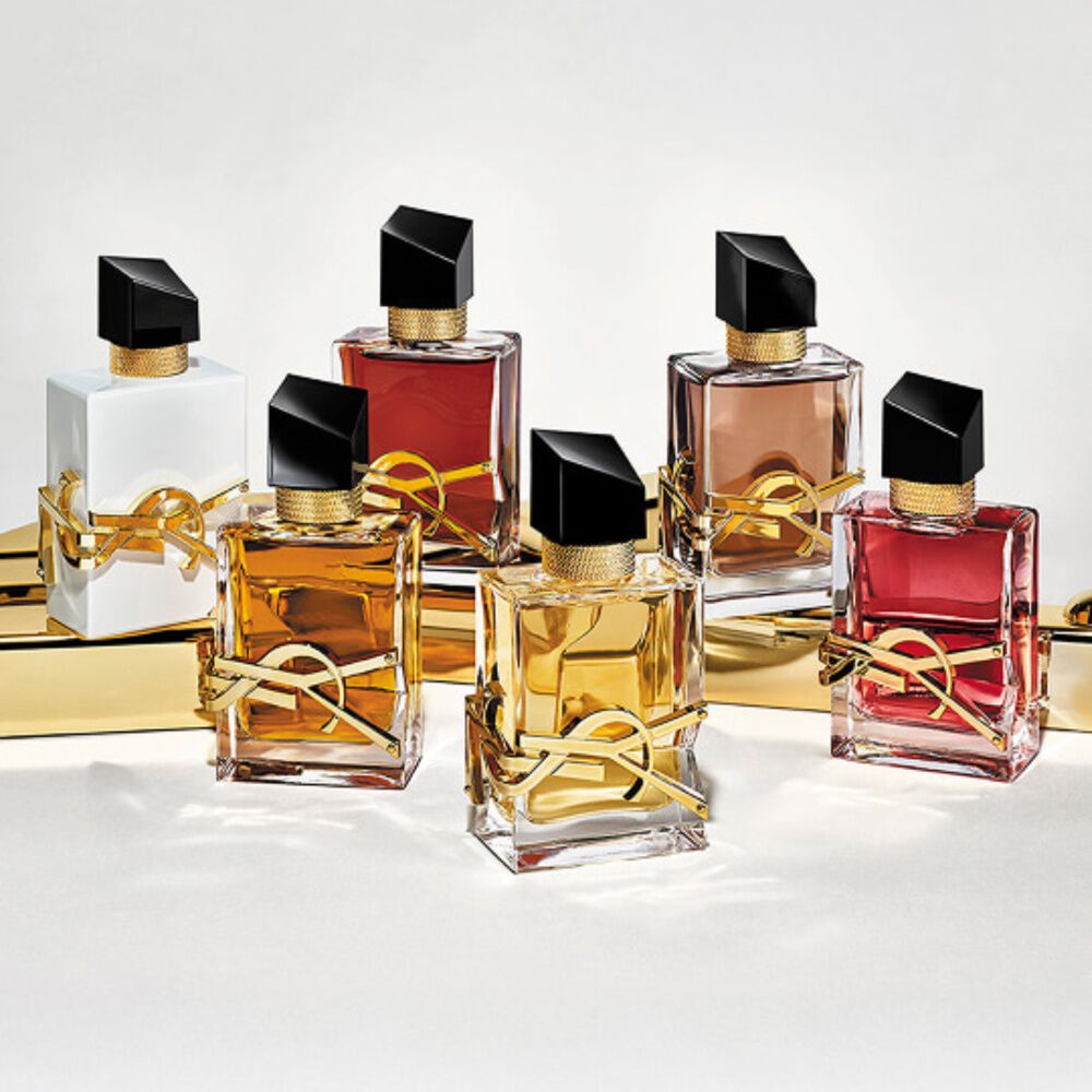 Collezione di flaconi di profumo YSL Libre in vari colori e finiture.