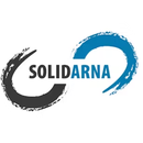 Logo "SOLIDARNA" con un simbolo dell'infinito spazzolato in nero e blu, in un cerchio bianco.