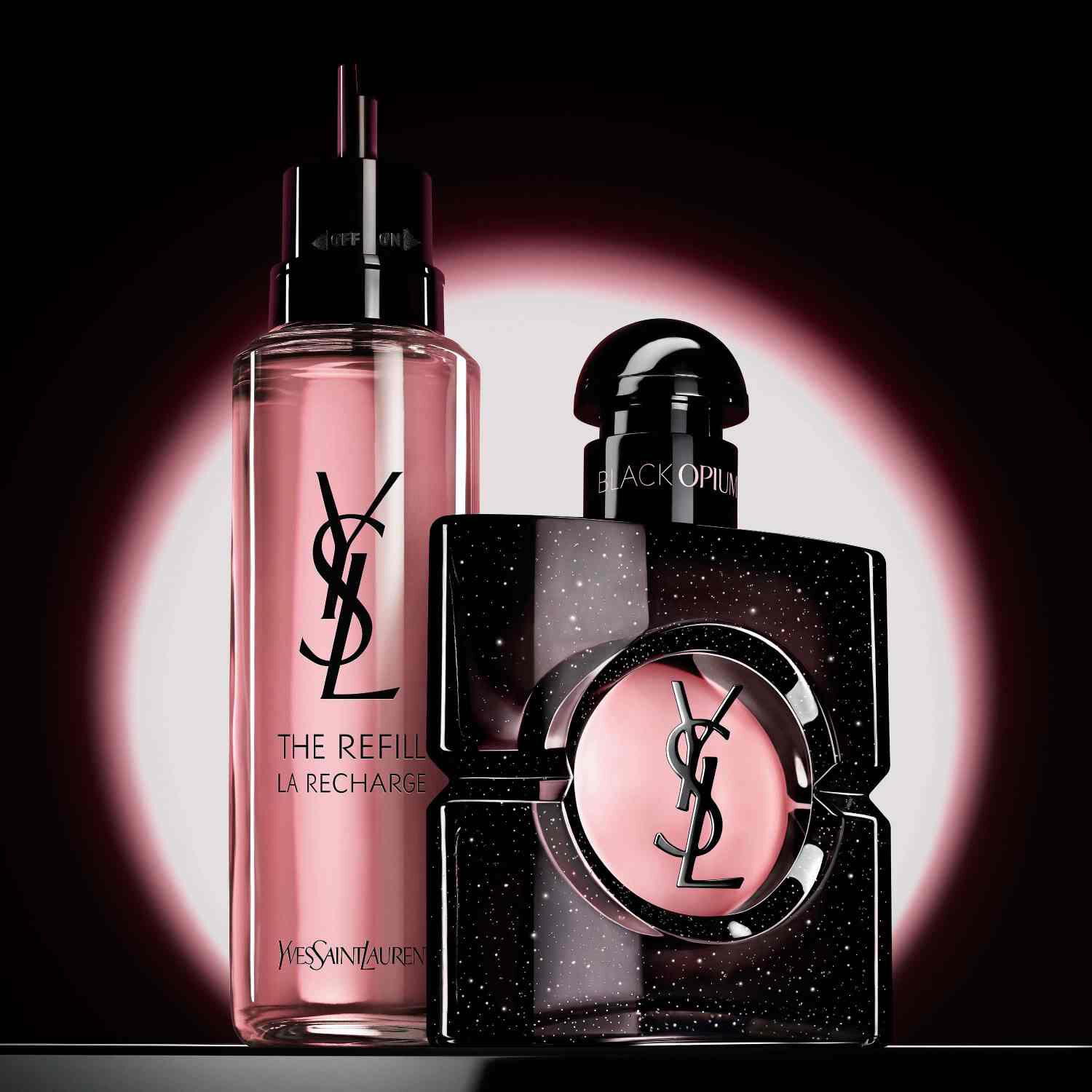 Una mano tiene un flacone refill dorato su uno sfondo neutro. A sinistra, una scritta bianca in stile pennellata recita "Unisciti al movimento REFILL", mentre a destra e visualizzato un classico flacone di profumo in vetro YSL Libre con il suo logo dorato distintivo.