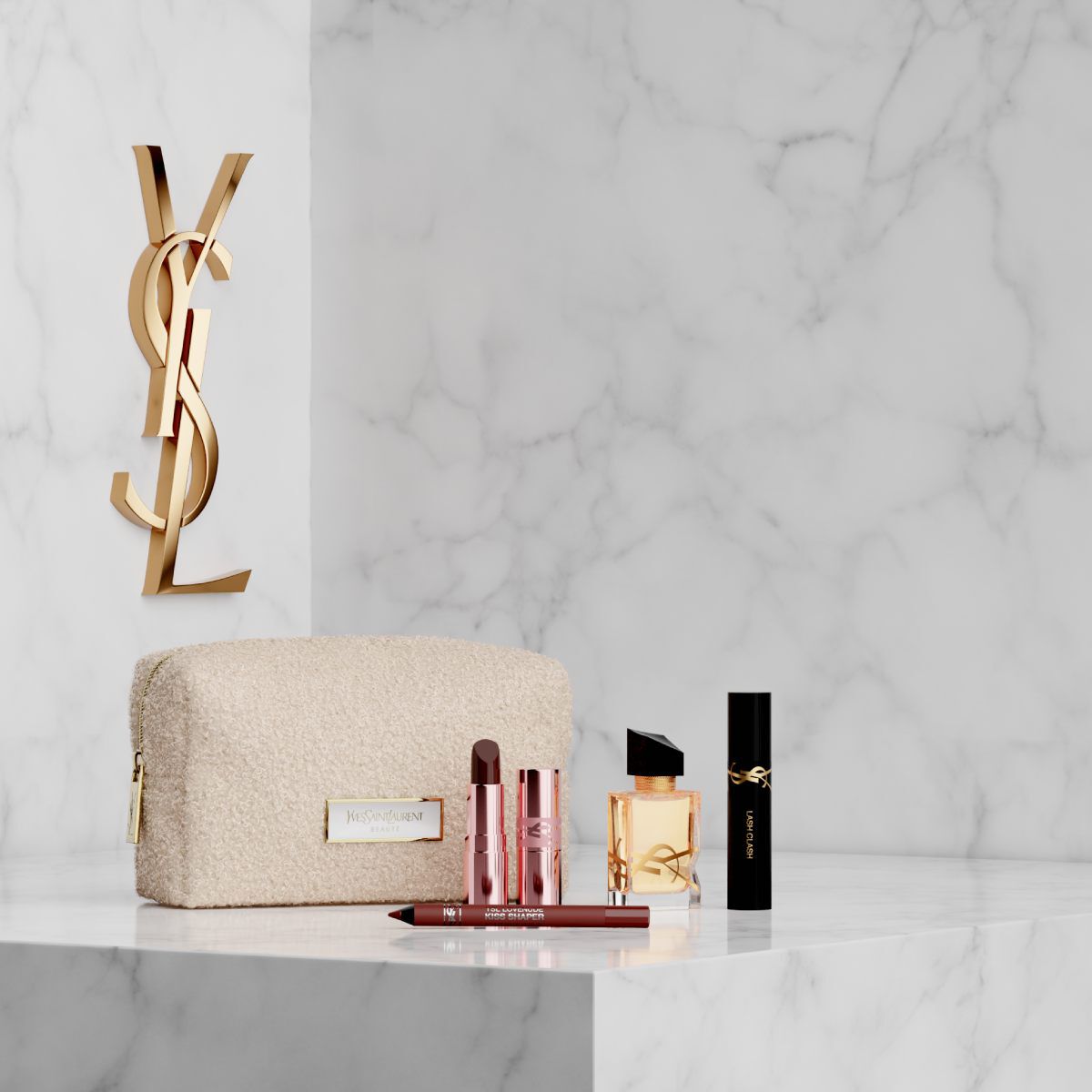 Pochette, profumo Libre e prodotti make-up YSL su fondo in marmo bianco.