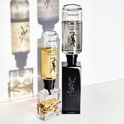 Due flaconi di profumo Yves Saint Laurent (uno chiaro e uno scuro) con le relative cartucce ricaricabili.