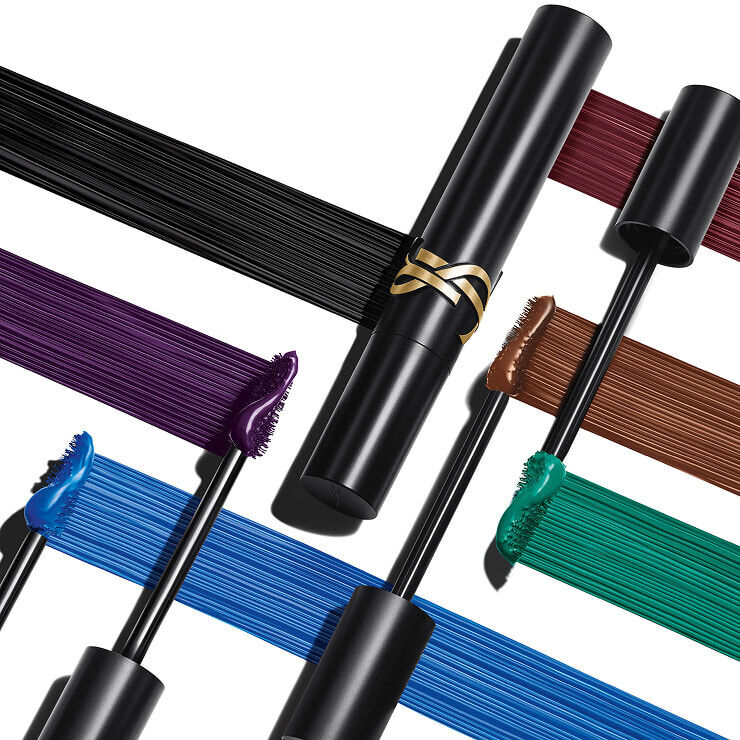 Presentazione prodotto con un tubetto di mascara nero circondato da scovolini e tratti di colore nero, bordeaux, viola, blu, verde e marrone.