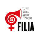 Logo "FILIA FACEM AUZITE VOCILE FEMEILOR!" con un simbolo femminile stilizzato rosso e un megafono, in un cerchio bianco.