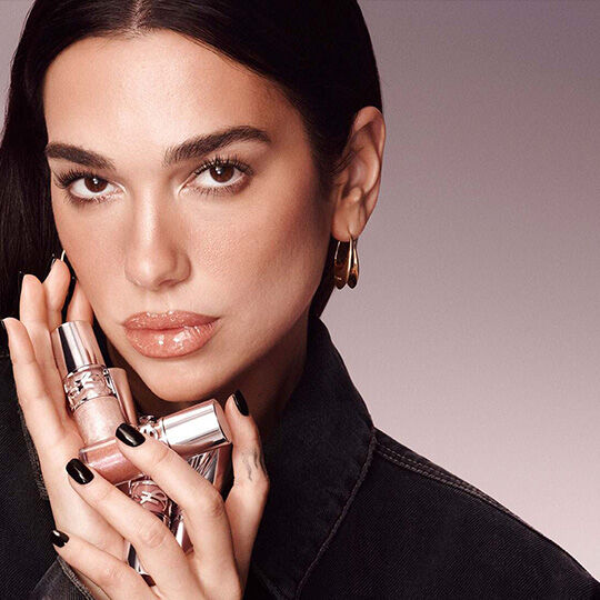 Dua Lipa in posa con i rossetti YSL Loveshine.​