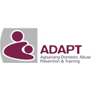 Logo "ADAPT Agisanang Domestic Abuse Prevention & Training" con un pittogramma di due persone (madre e figlio) in viola su sfondo grigio, in un cerchio bianco.