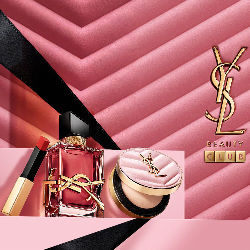 Prodotti YSL Beauty Club su gradini rosa con nastro nero.​