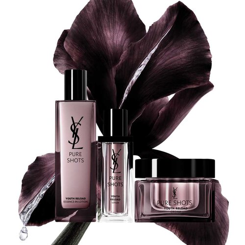 Prodotti skincare YSL Pure Shots davanti a uno sfondo floreale scuro.
