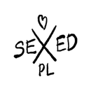 Logo "SEXED PL" scritto a mano con un cuore sopra la "X", in un cerchio bianco.