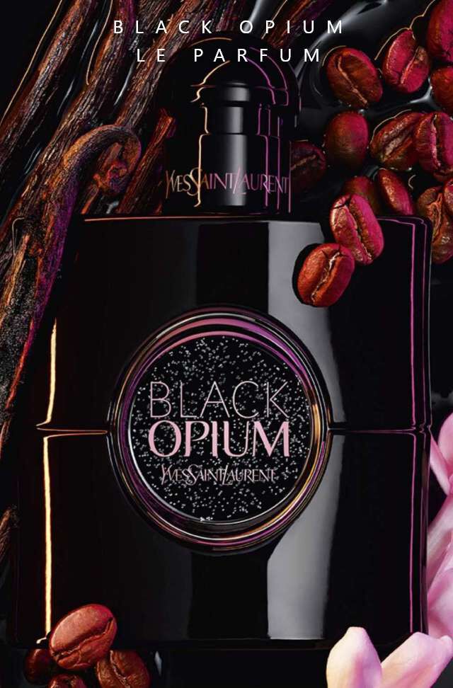 Profumo "Black Opium" di Yves Saint Laurent, circondato da chicchi di caffe, bacche di vaniglia e fiori.