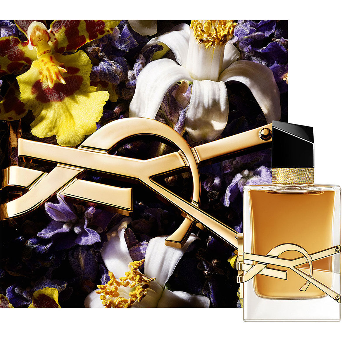 Flacone di LIBRE EAU DE PARFUM INTENSE, avvolto da fiori viola intenso e dettagli di catena dorata.