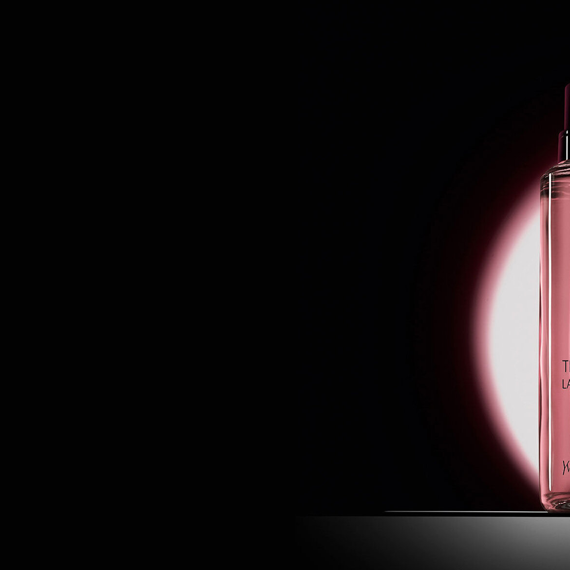 Il flacone Black Opium Eau de Parfum accanto al suo flacone di ricarica in vetro da 100 ml con il logo YSL.