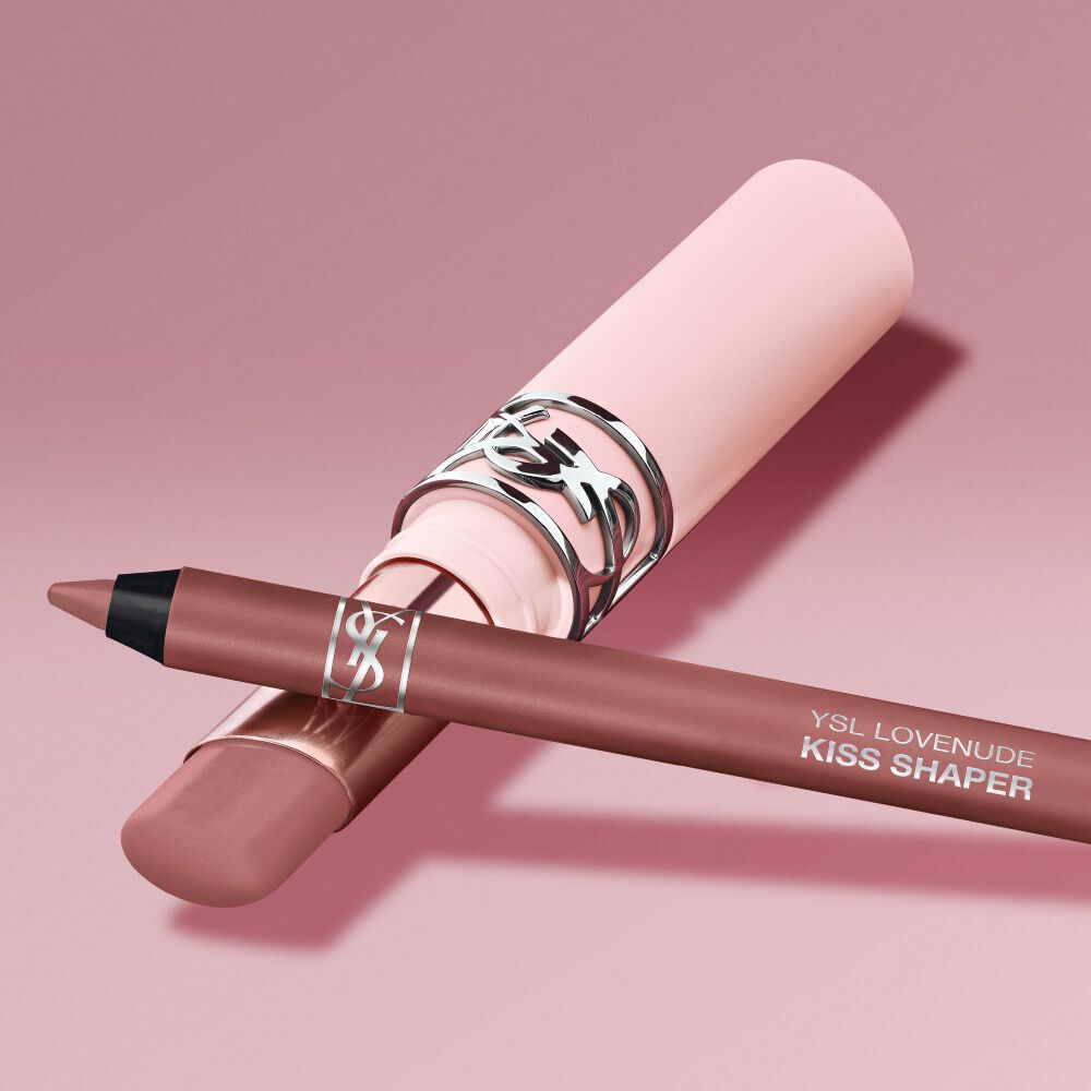 YSL LOVENUDE Kiss Shaper and Lip Blusher nella tonalita 1, natura morta digitale su uno sfondo rosa tenue.