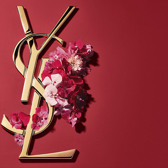 Logo YSL dorato con fiori rosa su sfondo rosso