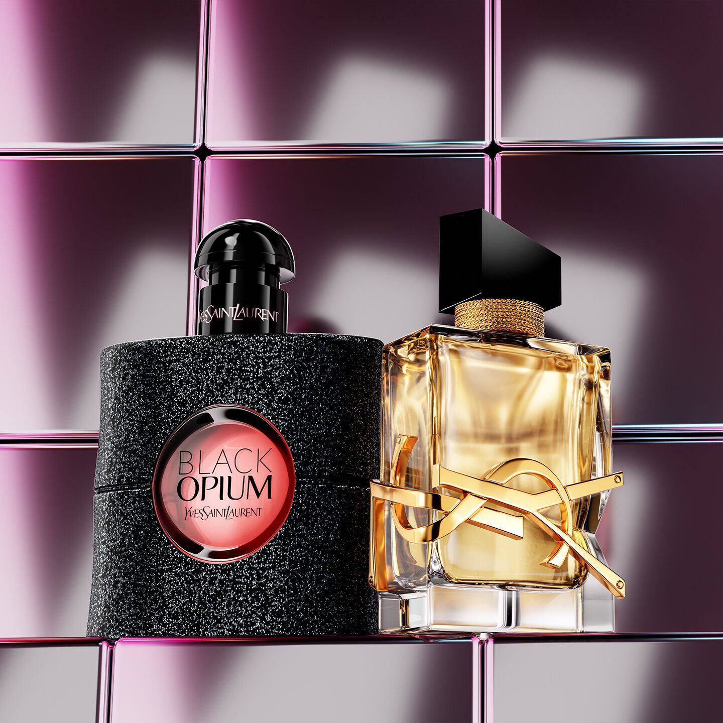 Essenziali make-up YSL esposti su un piedistallo in un’ambientazione ispirata al deserto.