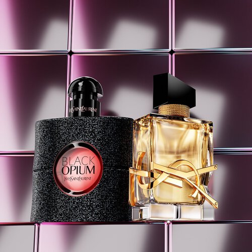 Essenziali make-up YSL esposti su un piedistallo in un’ambientazione ispirata al deserto.