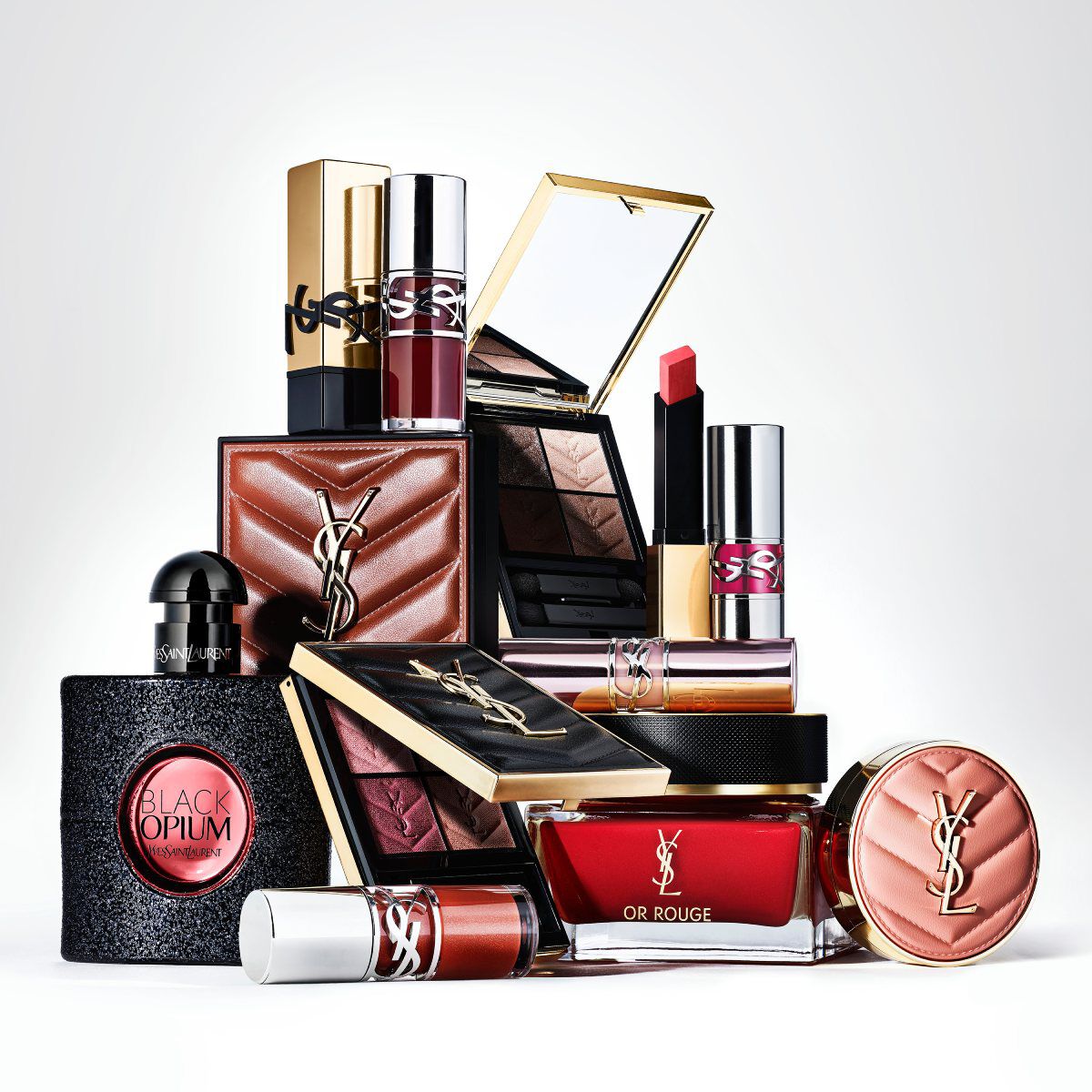 Una bottiglia di profumo Yves Saint Laurent Libre e la sua ricarica su una superficie di marmo con uno sfondo marmorizzato.