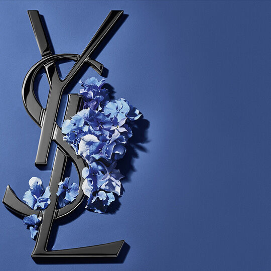 Logo YSL nero con fiori blu su sfondo blu