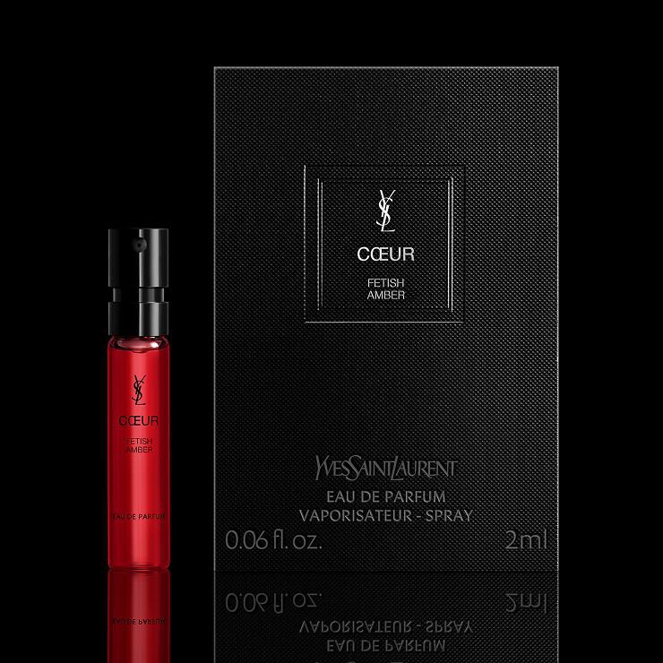 Campione di Eau de Parfum COEUR posizionato accanto al packaging nero full-size per il servizio di prova YSL.