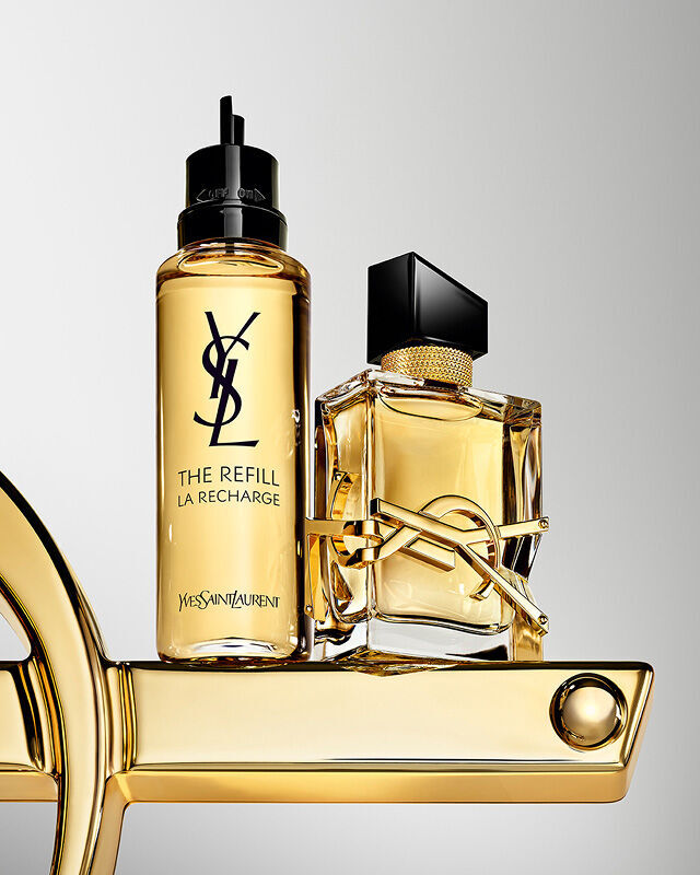 Flacone Libre Eau de Parfum e flacone di ricarica con logo YSL dorato oversize.