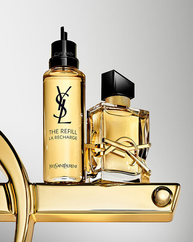 Flacone Libre Eau de Parfum e flacone di ricarica con logo YSL dorato oversize.