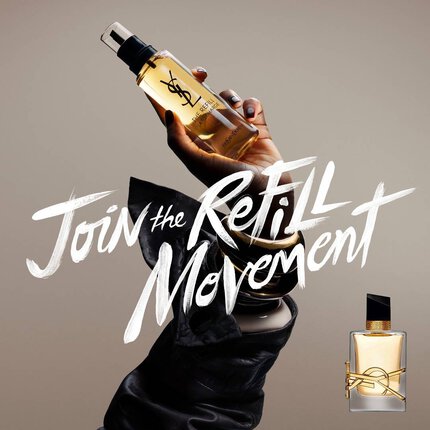 Una mano tiene un flacone refill dorato su uno sfondo neutro. A sinistra, una scritta bianca in stile pennellata recita "Unisciti al movimento REFILL", mentre a destra e visualizzato un classico flacone di profumo in vetro YSL Libre con il suo logo dorato distintivo.