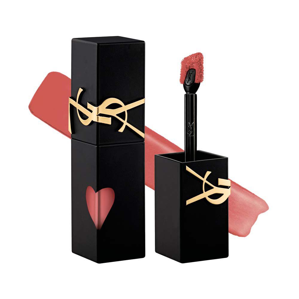 Flacone opaco nero di rossetto liquido YSL accanto al suo tappo svitato e al pennello applicatore, esposto davanti a una texture liquida dal finish morbido-mat.