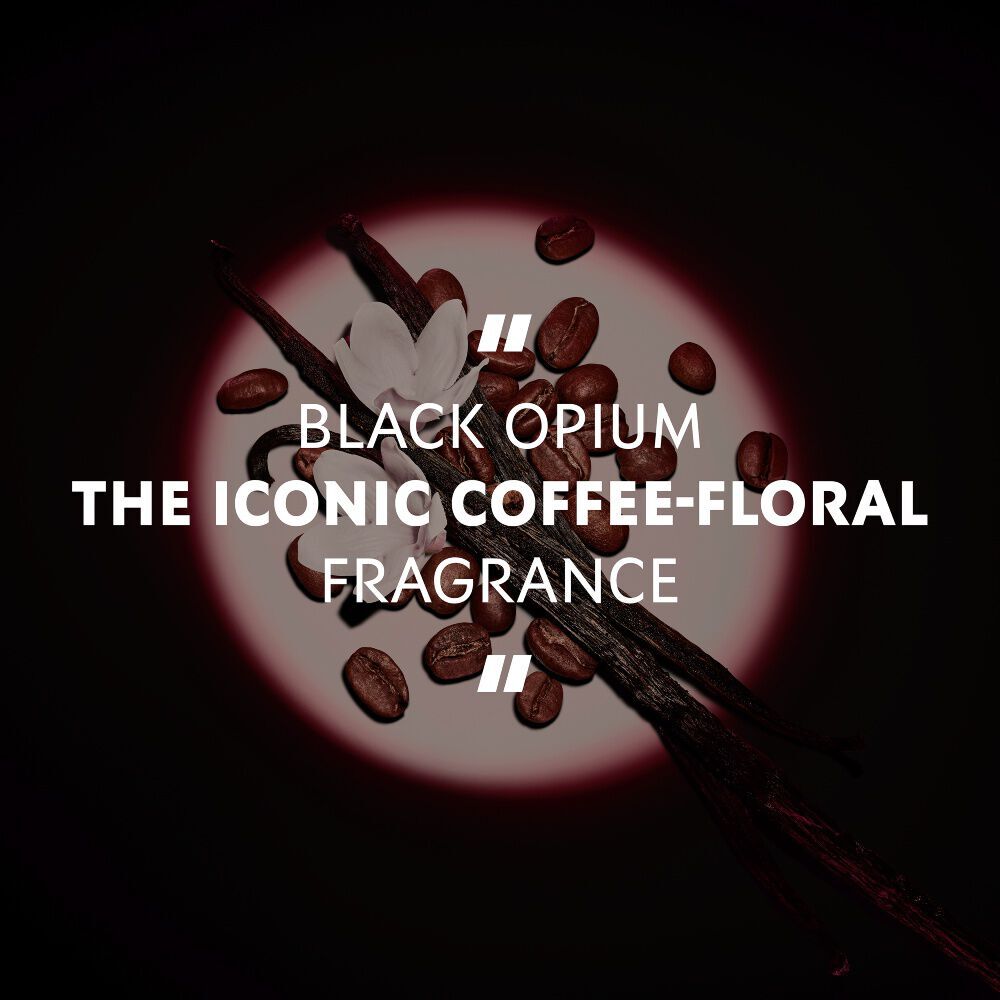 Baccelli di vaniglia, fiori bianchi e chicchi di caffe sotto i riflettori con la citazione: "BLACK OPIUM L’ICONICA FRAGRANZA AL CAFFE."