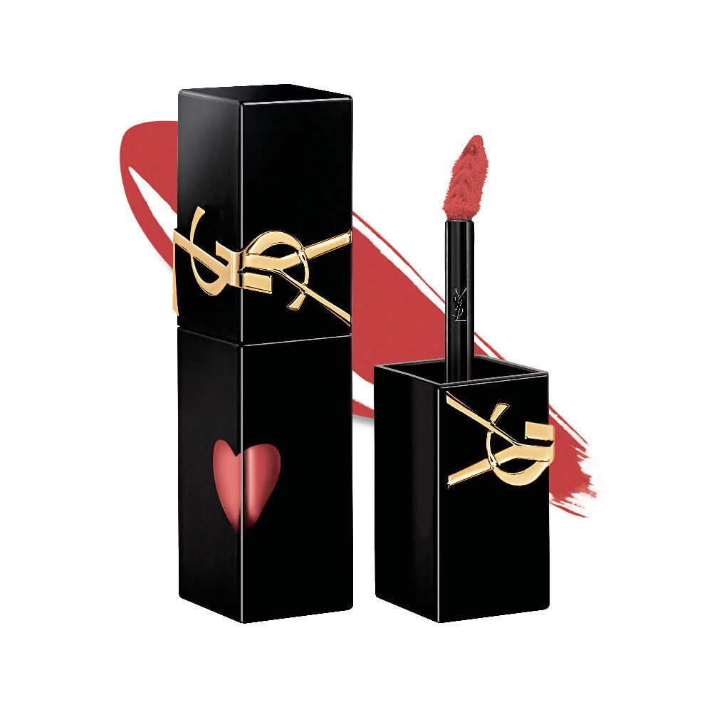 Flacone nero lucido dello smalto labbra YSL accanto al suo tappo aperto e al pennello applicatore, esposto davanti a una sfumatura di texture liquida scintillante.