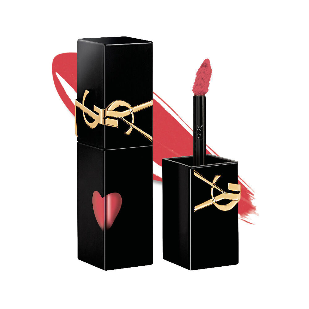 Flacone nero lucido dello smalto labbra YSL accanto al suo tappo aperto e al pennello applicatore, esposto davanti a una sfumatura di texture liquida scintillante.