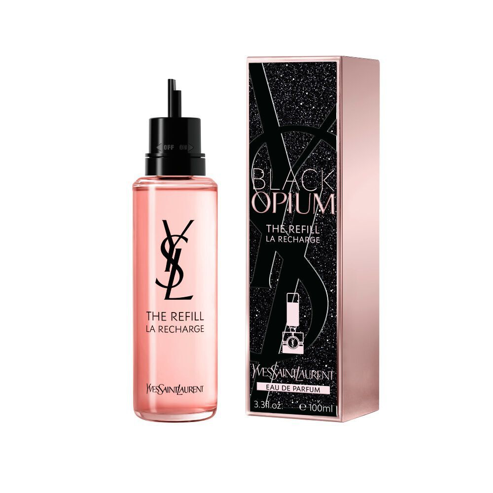 Flacone ricarica Black Opium Eau de Parfum accanto alla sua scatola coordinata nera e glitterata, con la Cassandre YSL.