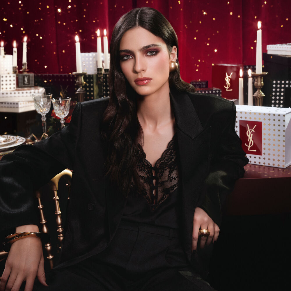 Modella in completo nero e look glamour, seduta in un'atmosfera festiva illuminata dalle candele con cofanetti regalo YSL.
Modella in completo nero e look glamour, seduta in un'atmosfera festiva illuminata dalle candele con cofanetti regalo YSL.
Modella in completo nero e look glamour, seduta in un'atmosfera festiva illuminata dalle candele con cofanetti regalo YSL.