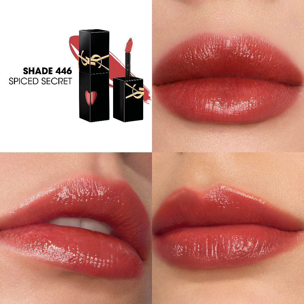 Collage che mostra il flacone dello smalto labbra YSL e il campione di texture (in alto a sinistra) accanto a tre primi piani di labbra con lo smalto su diverse tonalita di pelle, incluso uno mentre viene applicato con il pennello.