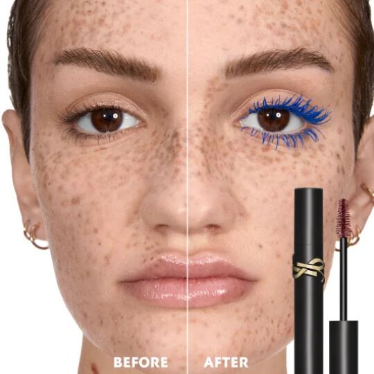 Confronto prima e dopo del Mascara Lash Clash in blu elettrico su una donna con le lentiggini. Il lato 'Dopo' presenta ciglia volumizzate blu brillante ad alto impatto.