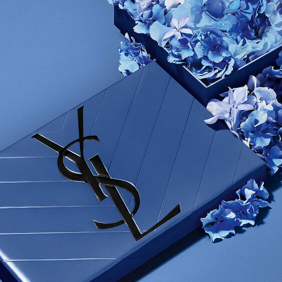 Set regalo blu YSL per la Festa del Papà, con l'iconico logo Cassandre, arricchito da delicati dettagli floreali blu.