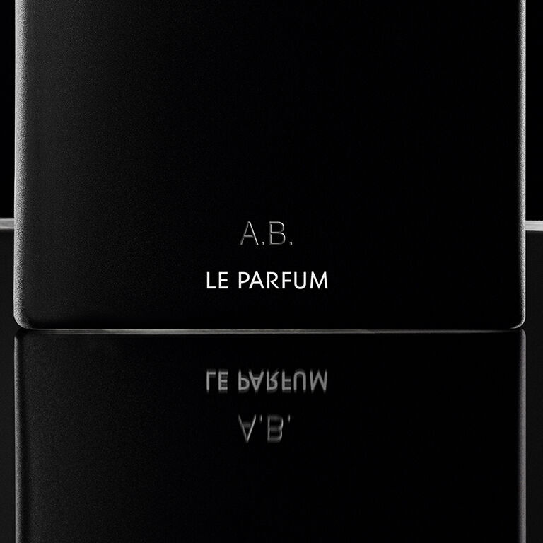 Primo piano di un flacone MYSLF Le Parfum personalizzato, inciso con le iniziali 'A.B.', che mostra l'arte del regalo di lusso.