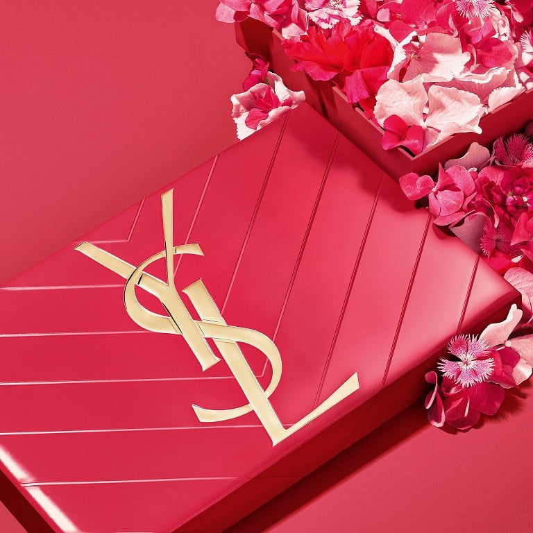 Set regalo rosa YSL per la Festa della Mamma, con l'iconico logo Cassandre e dettagli floreali rosa.